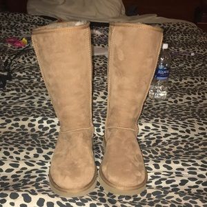 Size 8 chestnuts Uggs barely worn!